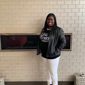 Meet your Posher, Elise